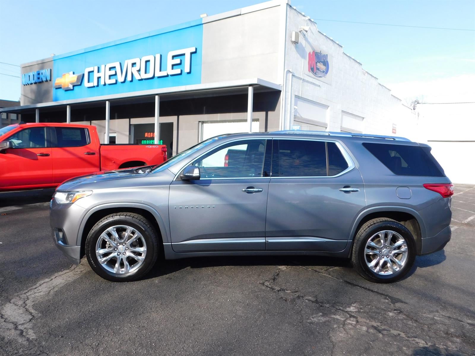 2021 Chevrolet Traverse High Country in Satin Steel Metallic — front three-quarter view