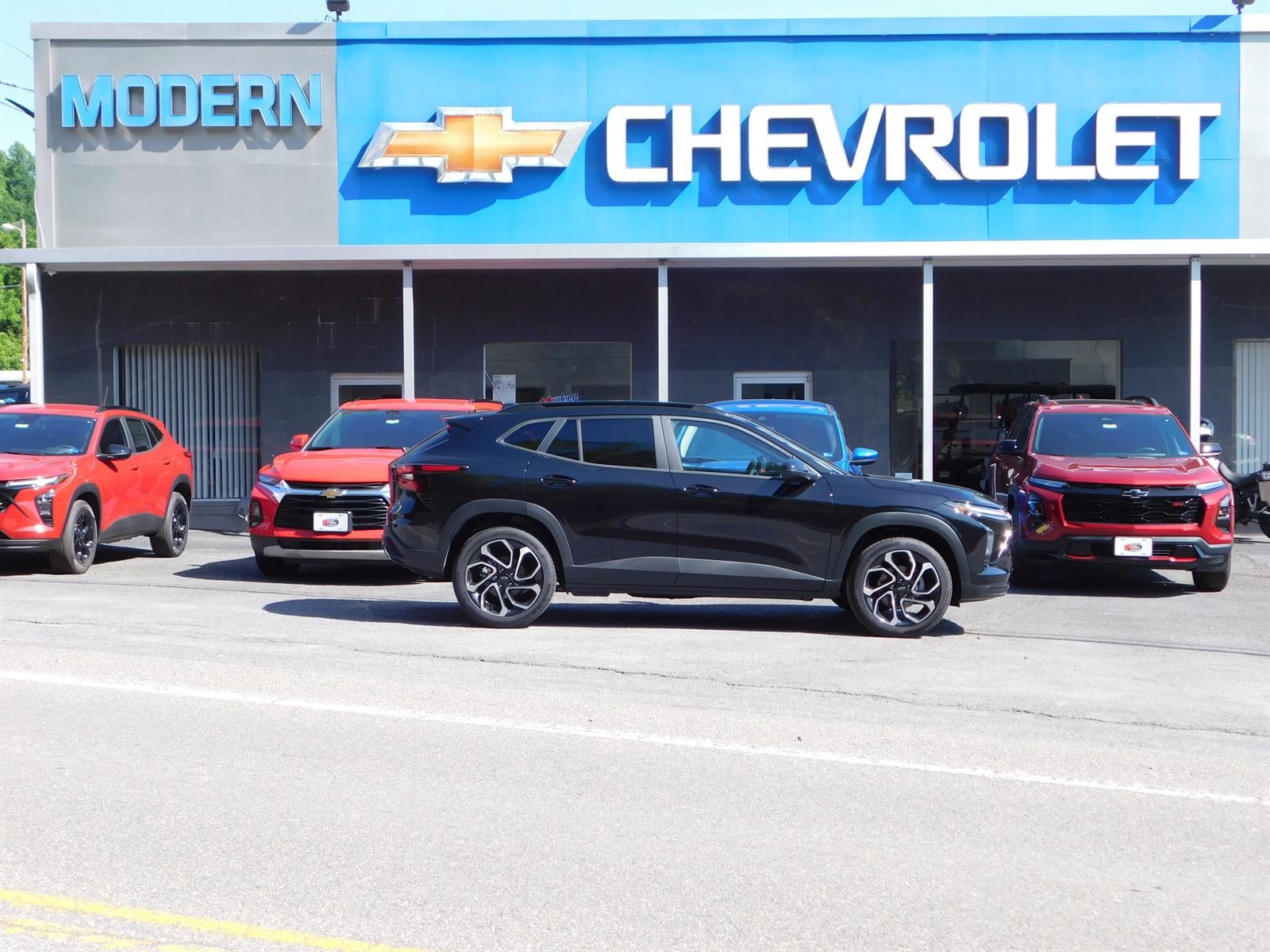 2026 Chevrolet Trax 2RS in Mosaic Black Metallic — front three-quarter view